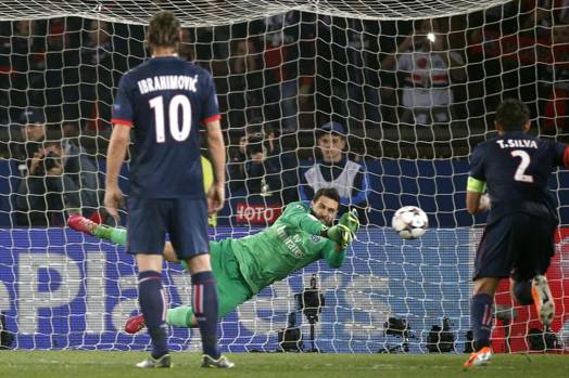 Tra i protagonisti di Serata pure Sirigu, che para un rigore. Epa